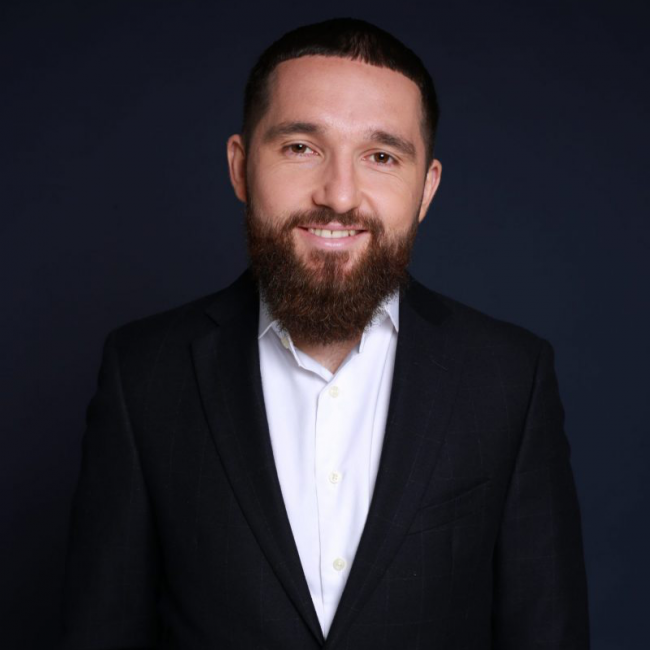 Portrait de Romain Pouzier, leader en stratégie de recrutement chez Ryse Partners