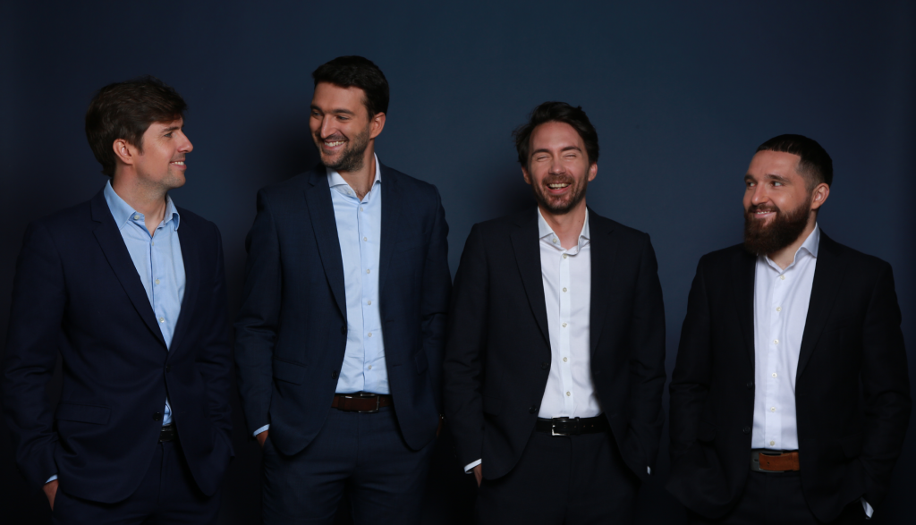 Photo de l'équipe complète de Ryse Partners, souriant ensemble dans un cadre professionnel